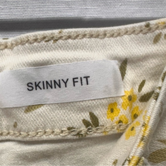 Judy Blue Cream Floral Skinny Jeans size 15/32 - Picture 4 of 7